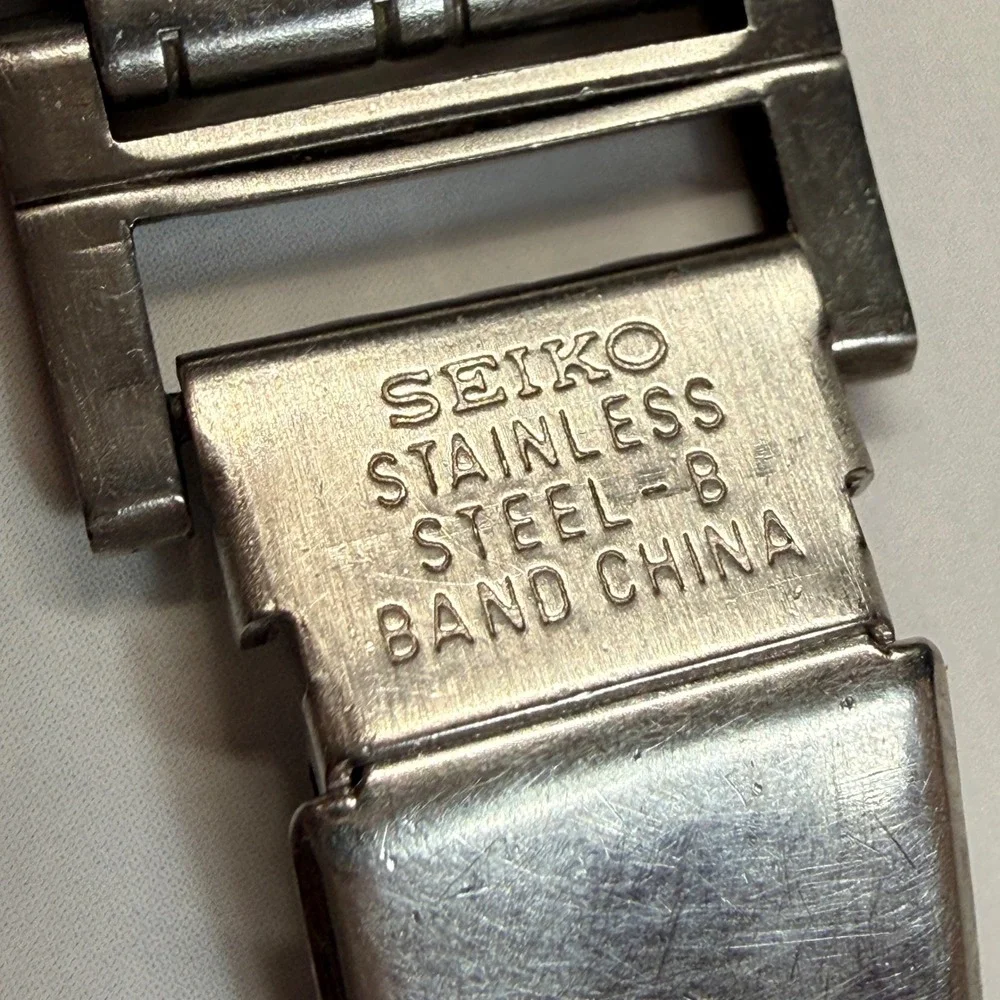 Seiko V722-5B00 Mens Two Tone Rectangular Black Dial Date Watch 683104